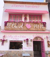 La fachada rosa de El Cresol, en la Playa de Oliva
